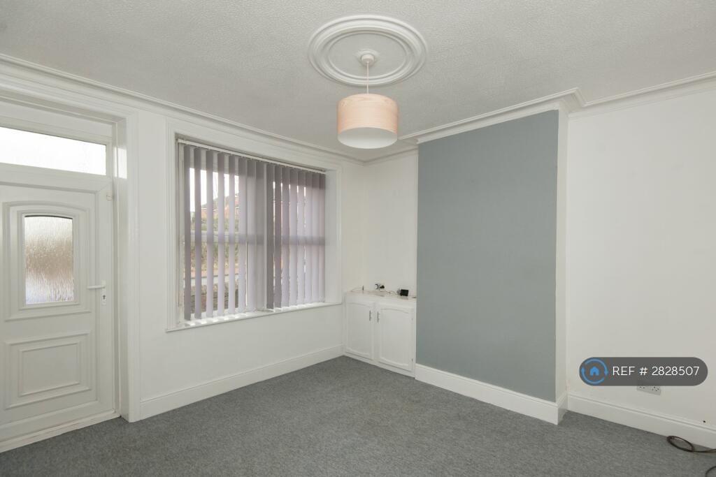 Spaciour Fron Tliving Room - Front Door Leading In