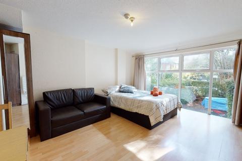 Studio to rent, Chatsworth Road, London NW2