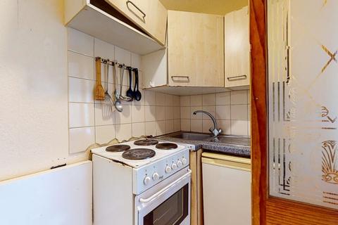 Studio to rent, Chatsworth Road, London NW2