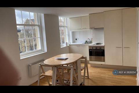 Studio to rent, Holloway Road, London, N19