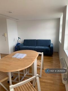 Studio to rent, Holloway Road, London, N19
