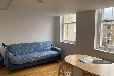Studio to rent, Holloway Road, London, N19