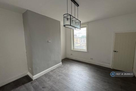 3 bedroom terraced house to rent, Vincit Street, Burnley, BB10