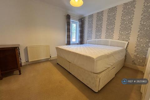 2 bedroom flat to rent, New Road, Ascot, SL5
