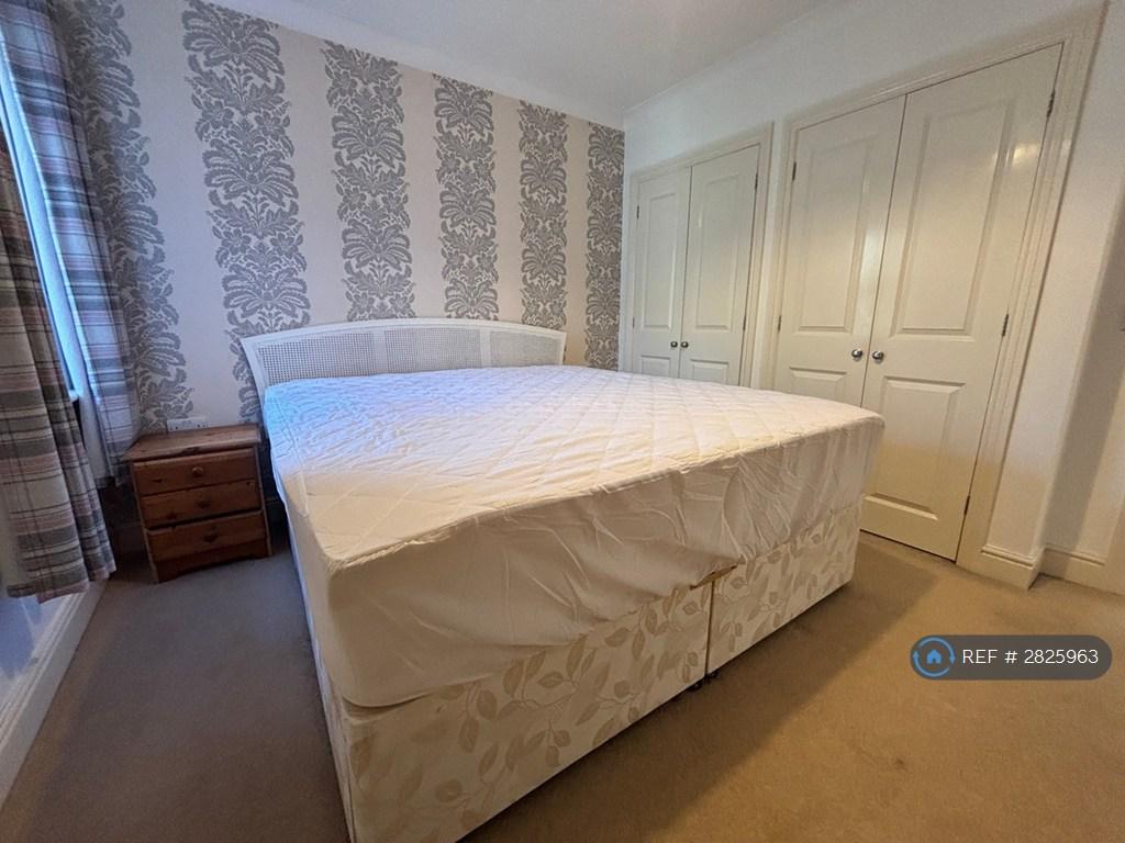 Main Bedroom - 6ft Superking Bed