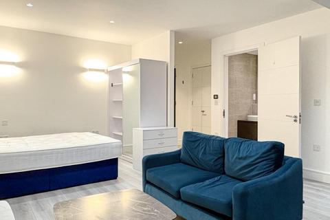 Studio to rent, New Horizons Court