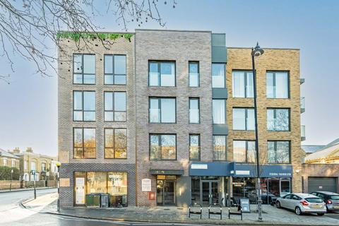 3 bedroom flat to rent, East Hill, London SW18