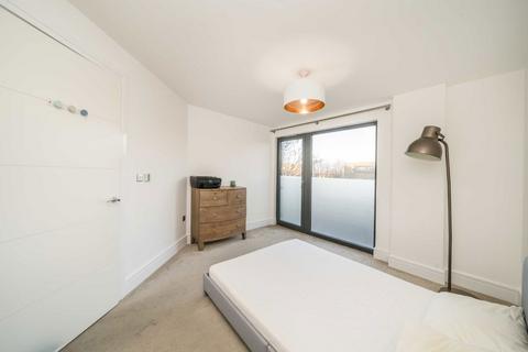 3 bedroom flat to rent, East Hill, London SW18