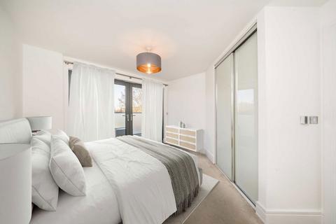 3 bedroom flat to rent, East Hill, London SW18