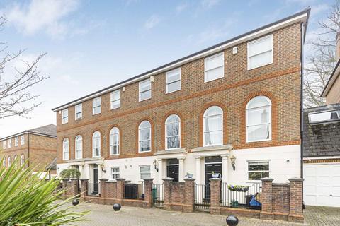 King George Square, Richmond TW10
