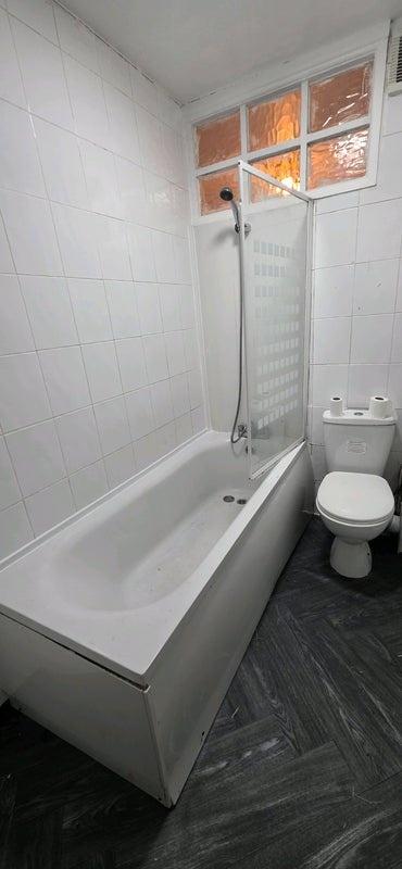 Tidy bathroom with a full bath and overhead sho...