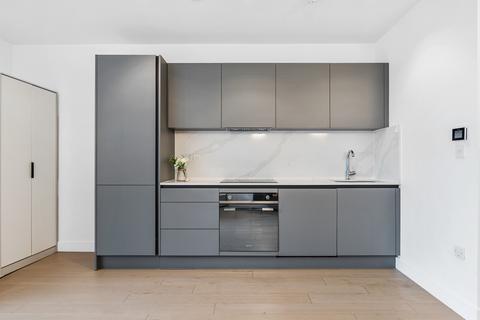 Studio to rent, Vonder Skies, New Horizons Court TW8