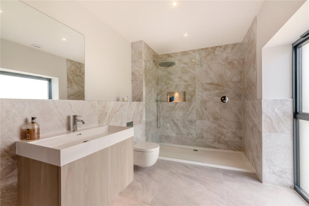En-Suite Bathroom