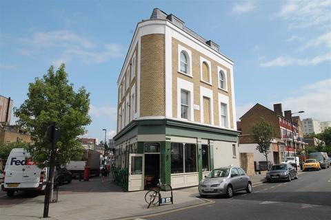 2 bedroom flat to rent, Well Street, Hackney E9