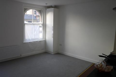 2 bedroom flat to rent, Well Street, Hackney E9