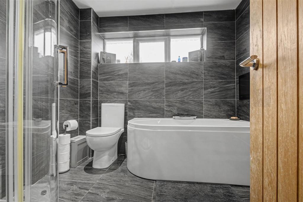 Bathroom 1.jpeg