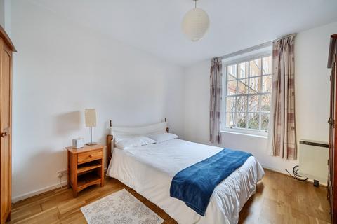 3 bedroom flat for sale, Vicarage Crescent, London, SW11