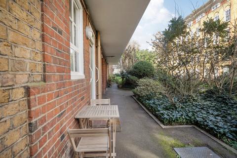 3 bedroom flat for sale, Vicarage Crescent, London, SW11