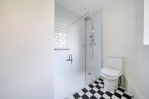 3 bedroom flat for sale, Vicarage Crescent, London, SW11