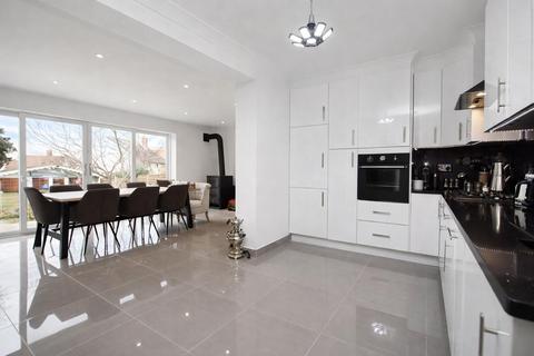 3 bedroom end of terrace house for sale, Cleveland Crescent, Borehamwood
