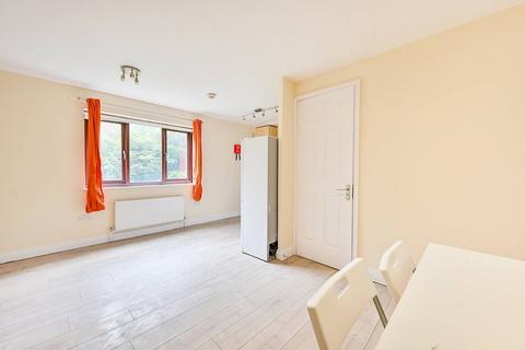 2 bedroom flat to rent, Beardsley Way, Acton, London, W3