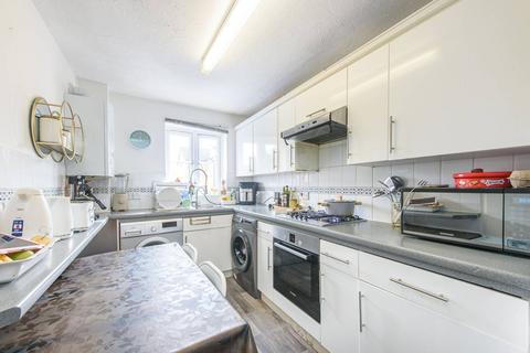 2 bedroom flat to rent, Dover Close, Cricklewood, London, NW2