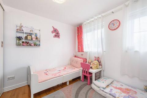 2 bedroom flat to rent, Dover Close, Cricklewood, London, NW2