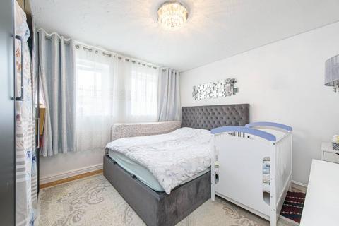 2 bedroom flat to rent, Dover Close, Cricklewood, London, NW2