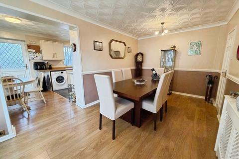 4 bedroom detached house for sale, Whitby Crescent, West Yorkshire WF12