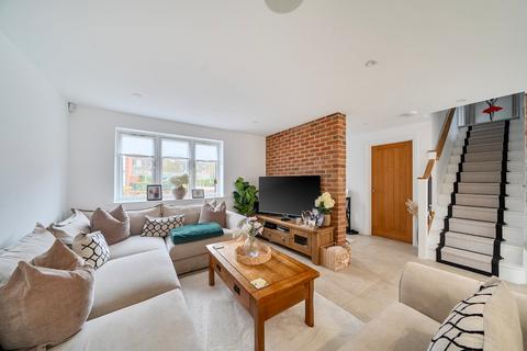 undefined, Chertsey Road, West Byfleet KT14