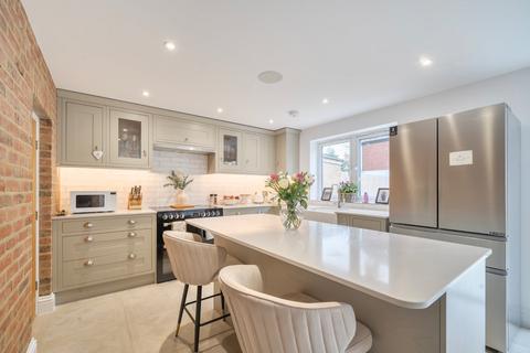 undefined, Chertsey Road, West Byfleet KT14