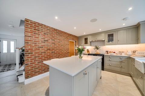 undefined, Chertsey Road, West Byfleet KT14