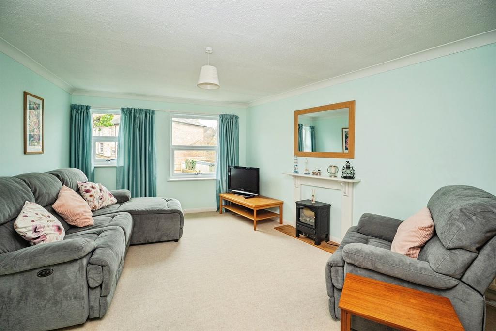 2 bedroom maisonette for sale