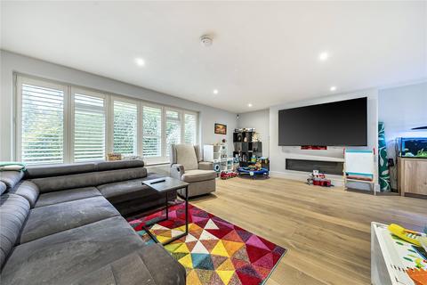 5 bedroom detached house to rent, Connaught Road, Surrey GU15