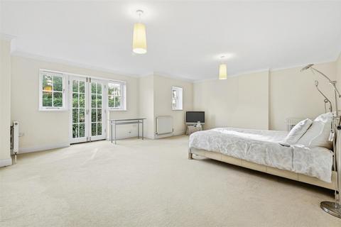 undefined, Monkhams Avenue, Woodford Green IG8