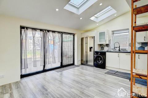 3 bedroom semi-detached house to rent, Daventry Road, Coventry