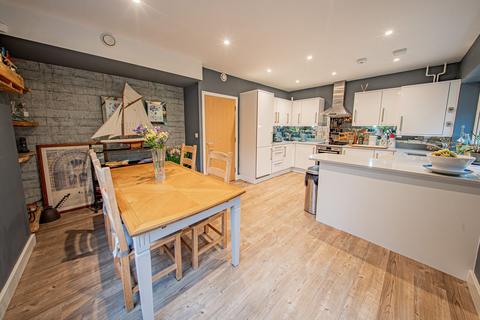 4 bedroom end of terrace house for sale, Cheney Crescent, Haywards Heath, RH16