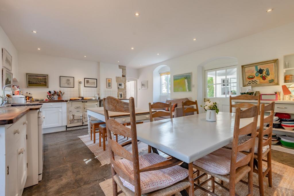 Kitchen/B'fast Room