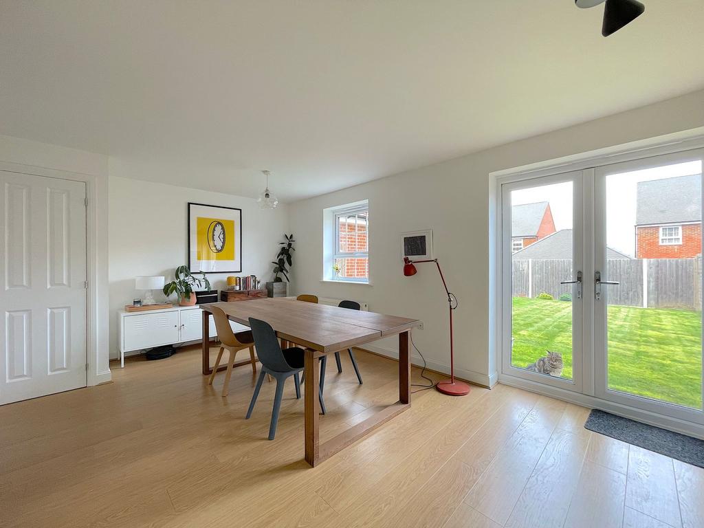 Kitchen/Dining Room (4)