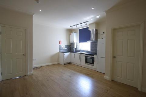 3 bedroom apartment to rent, Flat 5, Melrose House, Waverley Street , Nottingham, NG7 4BR