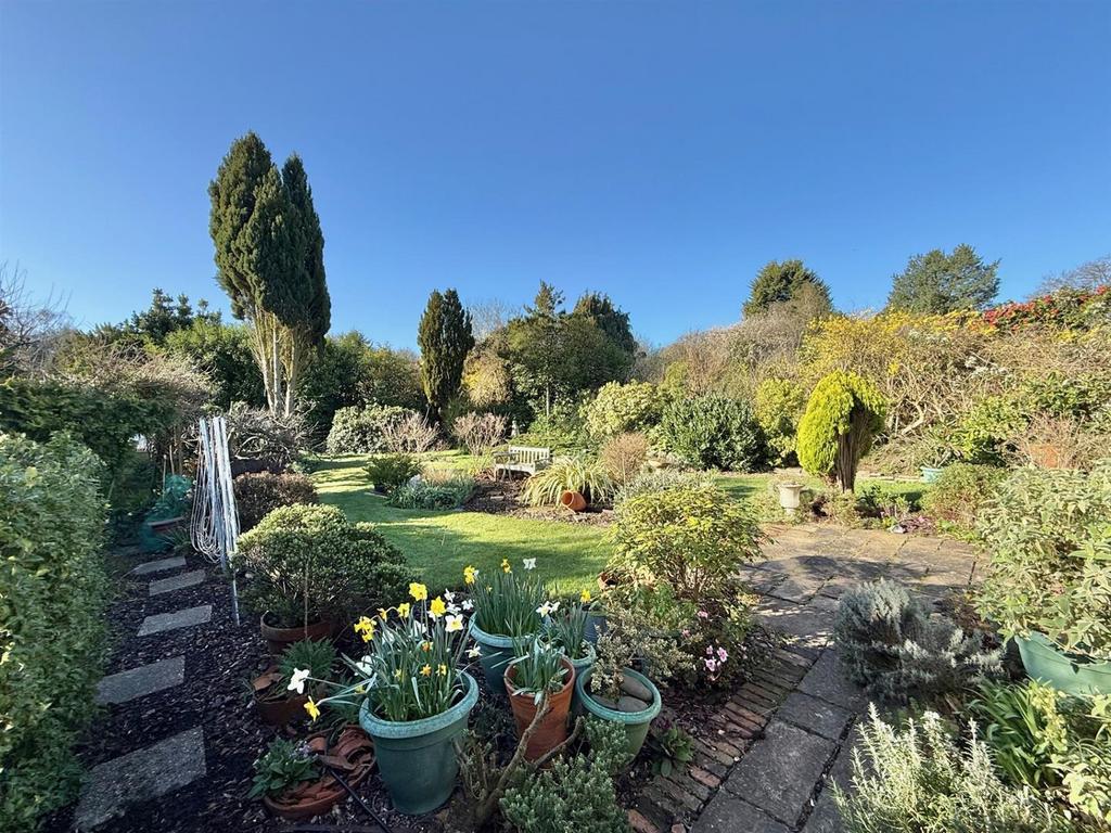 36 Shenfield Crescent garden.jpg