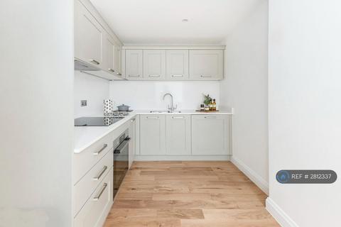 3 bedroom flat to rent, West Wimbledon, London, SW20