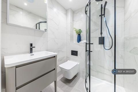 3 bedroom flat to rent, West Wimbledon, London, SW20