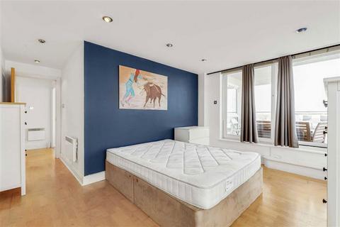 3 bedroom flat to rent, Smugglers Way, London SW18