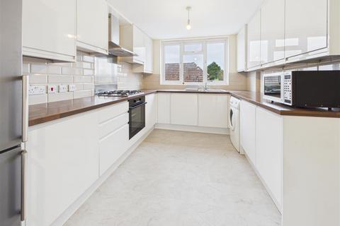 3 bedroom flat to rent, Cottimore Lane, Walton-On-Thames