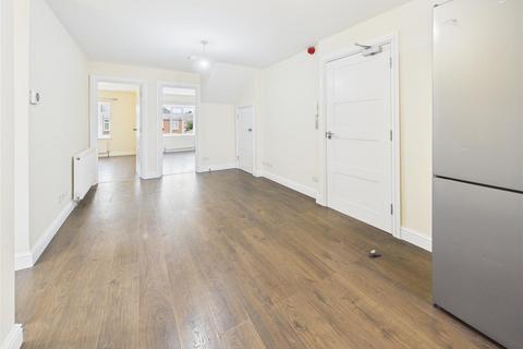 3 bedroom flat to rent, Cottimore Lane, Walton-On-Thames