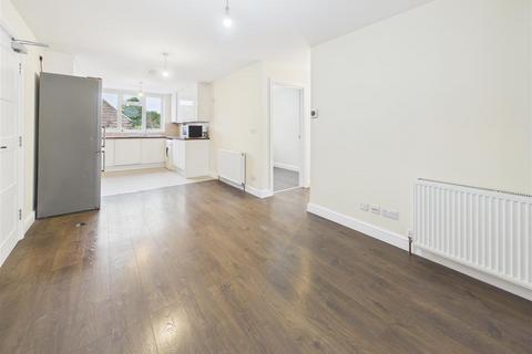 3 bedroom flat to rent, Cottimore Lane, Walton-On-Thames