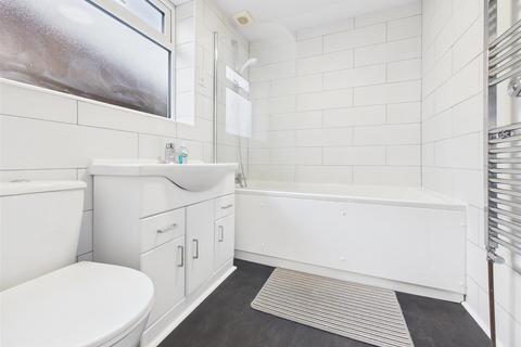 3 bedroom flat to rent, Cottimore Lane, Walton-On-Thames