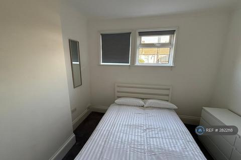 1 bedroom in a house share to rent, Robson Road, London, SE27