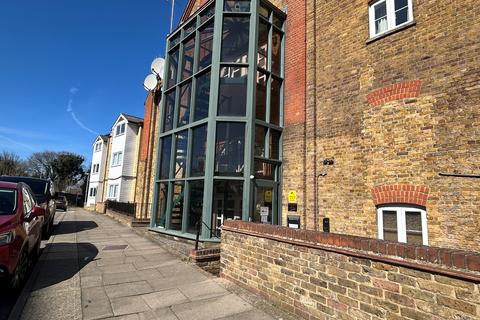 1 bedroom flat to rent, Clifton Road, Gravesend, DA11